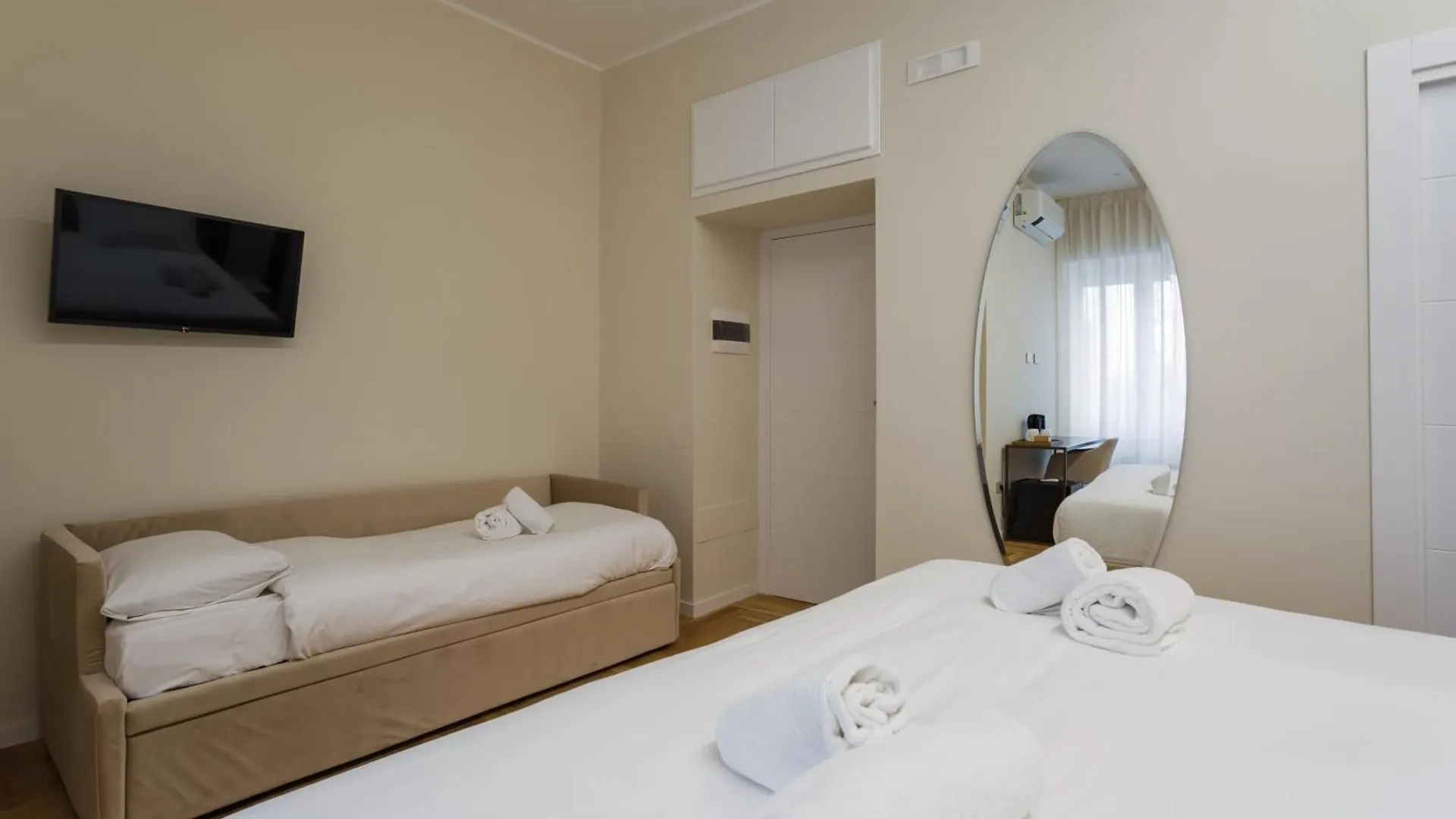 Una Finestra Sul Madre By Dimorra Naples Guest house