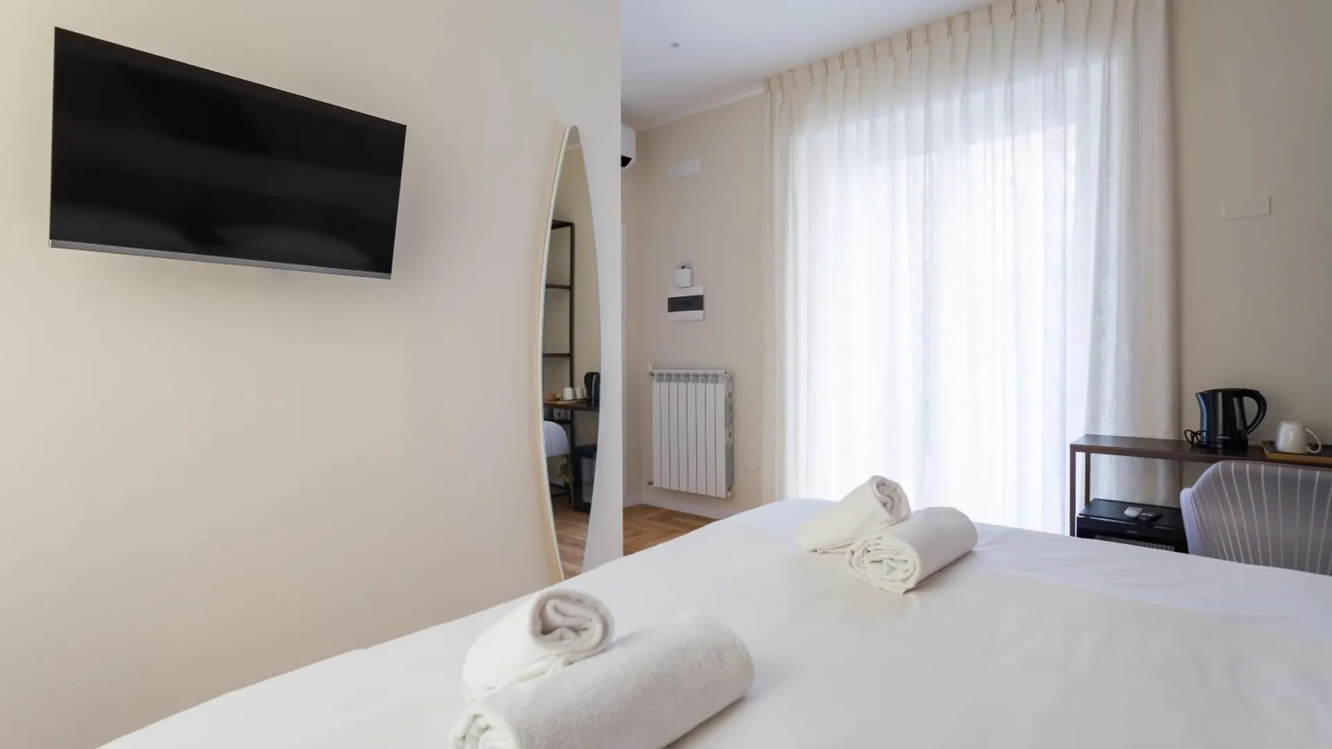 Una Finestra Sul Madre By Dimorra Naples Guest house